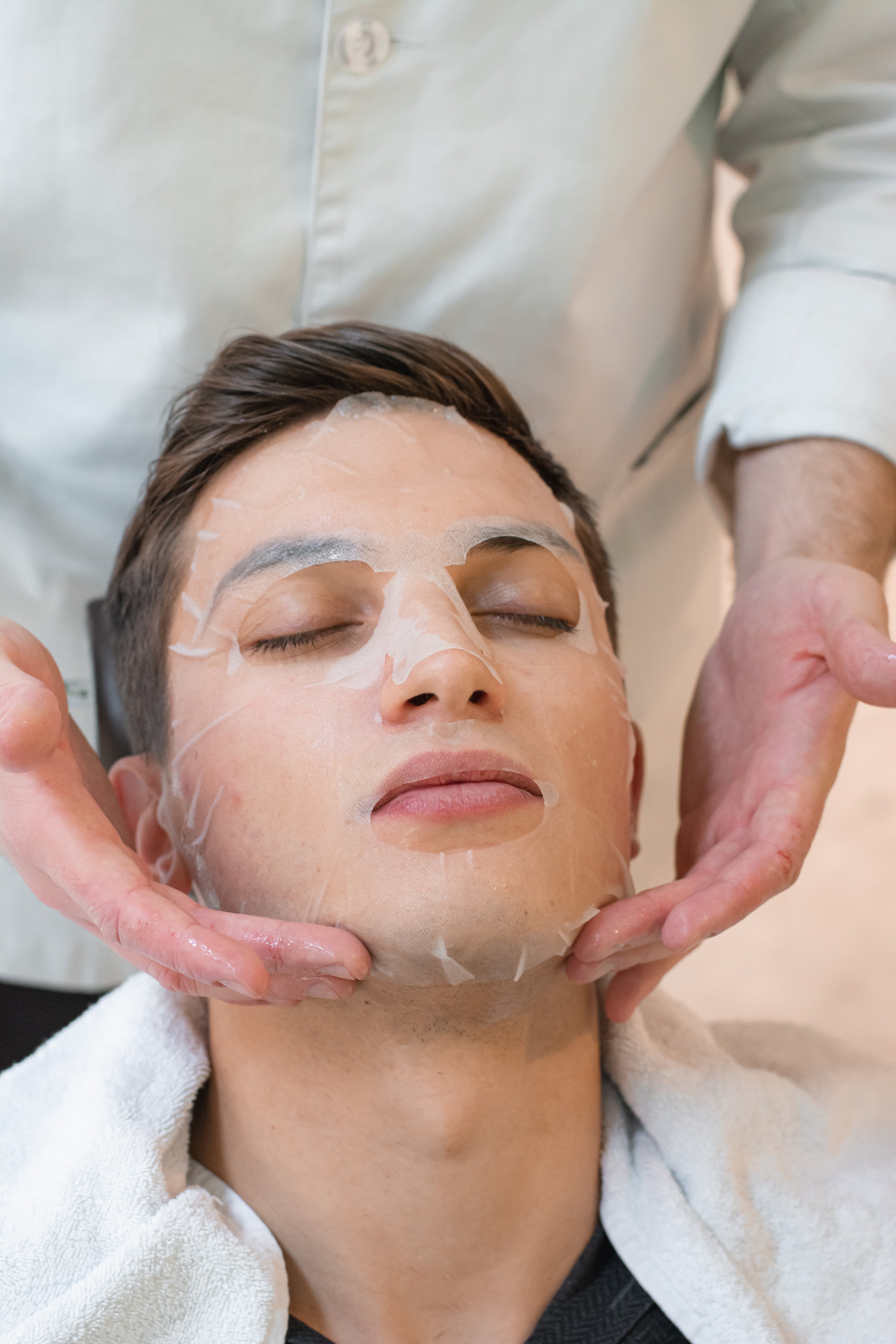 Facial treatment with ultra moisturising mask